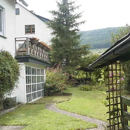 Weitblick Auf Berg, Wald Und Wiese