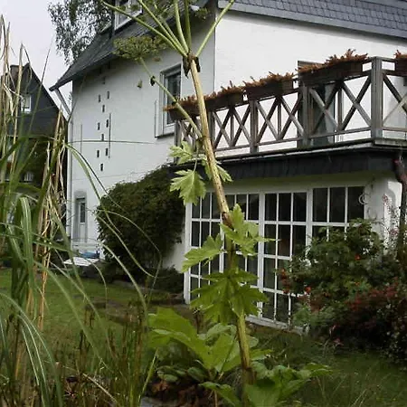 Weitblick Auf Berg, Wald Und Wiese *