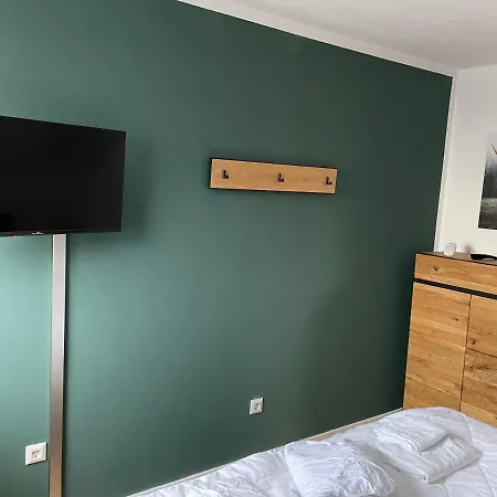 Weitblick Auf Berg, Wald Und Wiese