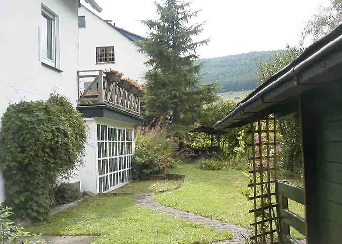 Weitblick Auf Berg, Wald Und Wiese