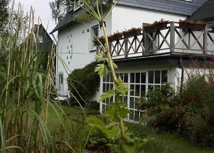 Weitblick Auf Berg, Wald Und Wiese *