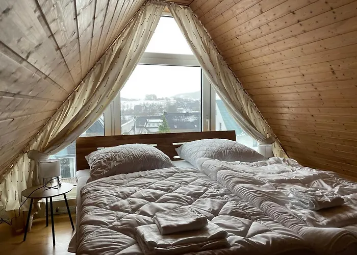 Weitblick Auf Berg, Wald Und Wiese