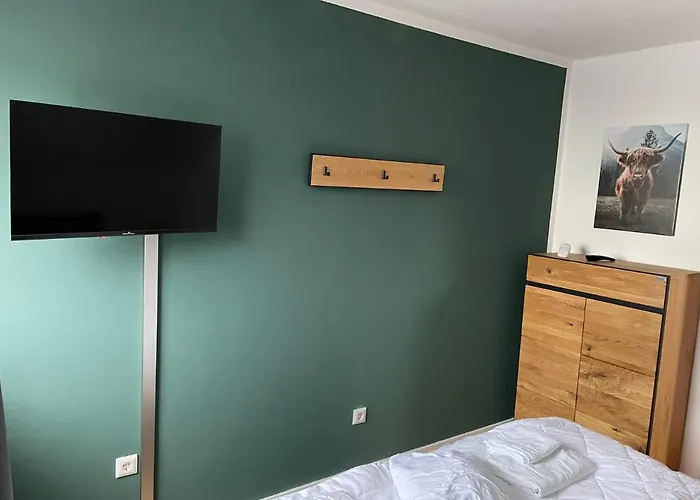 Weitblick Auf Berg, Wald Und Wiese