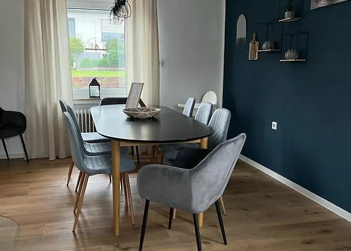 Weitblick Auf Berg, Wald Und Wiese